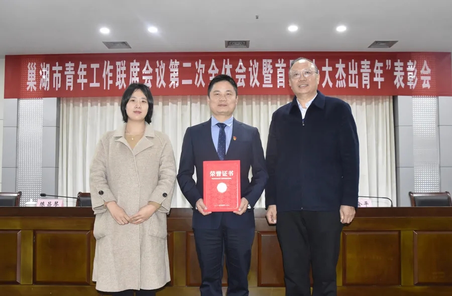 向廠長拿獎(jiǎng).webp.jpg